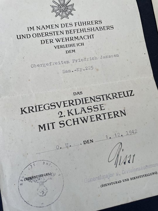  Tildelings lot - Urkunden + Kriegsverdienstkreuz 2. Klasse 1939 mit Schwertern + Ostmedaille, Winterschlacht im Osten + Feldspange